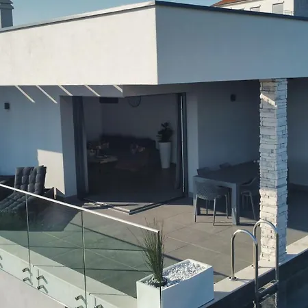 Nina Villa Šmrika